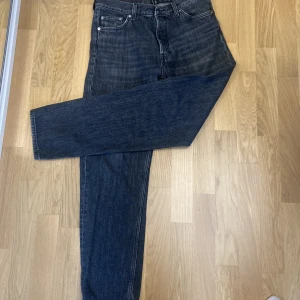 Mörkgråa regular straight jeans - Mörkgråa jeans med passformen ”barrel” De är regular straight fit jeans ifrån weekday i storlek 28/32 Perfekt året runt till dig som vill klä dig Grisch och Stockholmsstil
