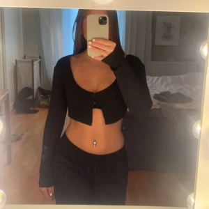 Svart topp - Svart topp från Gina Tricot i storlek xs. Näst intill ny och endast ett fåtal gånger, alltså i gott skick! 🖤