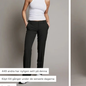 Lågmidjade kostymbyxor  - Lågmidjade kostymbyxor i modell Vera från Bik Bok. Så så snygga, men måste tyvärr sälja då de inte kommer till användning pågrund av att de är lite stora. Har 36/38 vanligtvis, men dessa byxor är väldigt små i storleken.  Köpare står för frakt.🌸💕