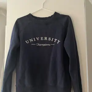 Blå fin sweatshirt från Gina tricot. 