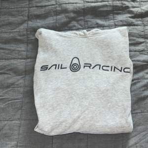 Sail Racing hoodie storlek 160 9/10 i skick och den är köpt från sail racing för 800 så ett väldigt bra pris.