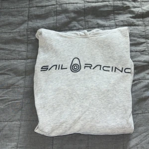 Sail racing hoodie - Sail Racing hoodie storlek 160 9/10 i skick och den är köpt från sail racing för 800 så ett väldigt bra pris.