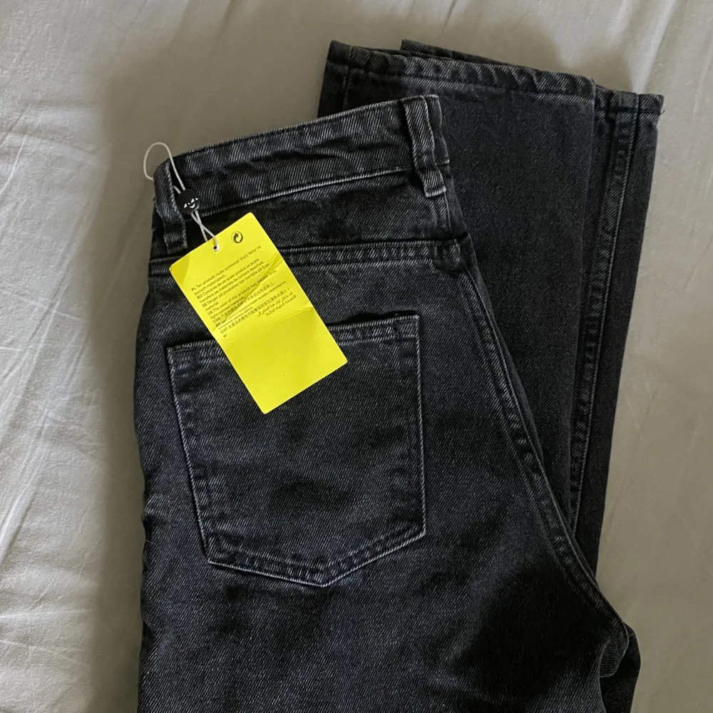Svarta vida jeans från monki i storlek 32💗. Jeans & Byxor.