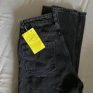 Jeans Monki  - Svarta vida jeans från monki i storlek 32💗