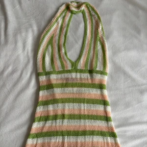 Stickad klänning - Såå fin stickad klänning från Shein! Säljer den då den inte kommer till användning, har aldrig använt den och storleken är S🫶🏼Lite genomskinlig så perfekt att ha som beachwear under bikini på stranden!