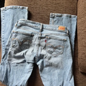 Levis jeans ”Too Superlow 524”  - Säljer dessa lowwaist vintage levis, midjemått 35 cm mätt rätt över och jag är 170 cm❣️jag har oftast W26/27 men kan även ha W25