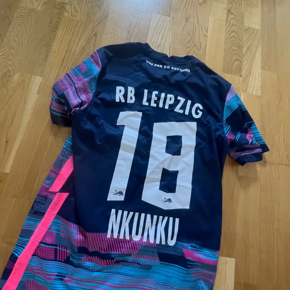 Leipzig tröja med nkunku på ryggen. T-shirts.