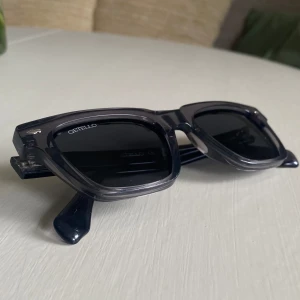 QETELLO EYEWEAR SOLGLASÖGON - Riktigt feta svarta solglasögon från QETELLO EYEWEAR. Inköpta juni 2023 men har aldrig använts, har bara glömt att returnera. Säljer pga. att de inte passade mig med brett huvud. Tveka inte att höra av dig med frågor eller bud. Nypris runt 600 