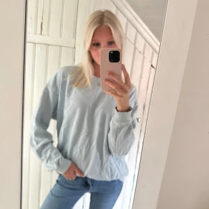Sweatshirt - Så fin blå sweatshirt som tyvärr inte kommit till användning💞