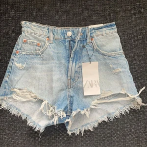 Jeansshorts Zara - Säljer dessa jätte fina shorts från Zara, säljer för att dem inte passade. Aldrig använda. 