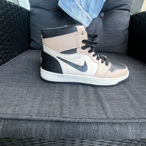 Nike Jordan  - Beige svart och vit är dom . Dom är i nyskick då dom stått i garderoben då dottern inte använder dom . Passar både tjej o kille . 