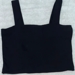 Söt crop top - En svart gullig croppad linne från newyorker i storlek XL men passar mig med storlek M.🤍