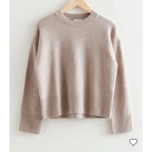 Stickad tröja  - Säljer denna fina skickade tröjan från & other stories. ❤️ den är använd ett fåtal gånger 