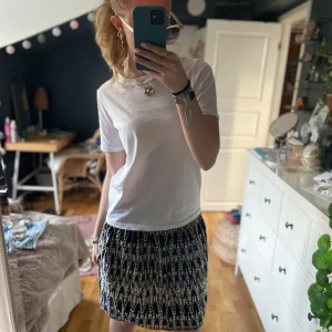 Mönstrad kjol från H&M - Säljer då den inte kommer till användning 💕 Pris går att diskuteras vid snabb affär 💸