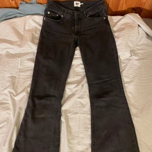 Bootcut Jeans - Storlek XS på ett par bootcut jeans från lager 157. Rättså bra skick, lite söndertrampade vid hälen bara. 