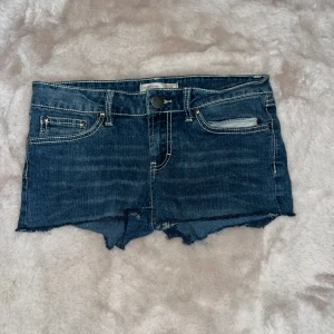 Lågmidjade jeansshorts  - Lågmidjade jeansshorts från no boundaries med den populära vite sömmen