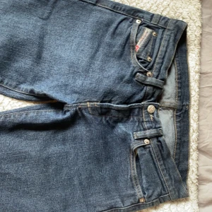 lågmidjade Diesel jeans - Lågmidjade Diesel jeans, säljer då dom inte kommer till användning💞 är ca 173 och dom går nästan ner till marken, för fler bilder och mått skicka pm🩷