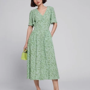 Klänning stories 38, sommar - Midsommar klänning, sommar klänning, klänning other stories. Perfekt klänning till sommarens alla tillfällen.  Nypris: 990 kr  Strl: 38  Fickor, fin passform, se tygets mönster på sista bilden. Söm lite lös, lätt att laga