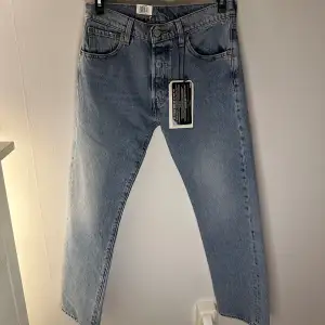  Säljer nu ett par helt nya Levis 501 Jeans, skick 10-10, Färg ljusblå, Storlek W29L30, nypris på cirka 1000.