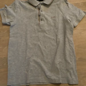 Säljer en grå Hugo boss piké i bra skick - Nästan oanvänd hugo boss piké i nyskick säljes i storlek S. Nypris säljs för 1050kr men vårt pris är 249kr. Pris kan diskuteras. 