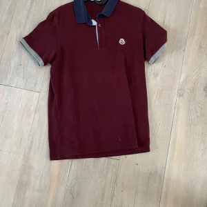 Moncler piké - Jag har använt fåtal gånger, riktigt bra skick, köpt på schyp Jönköping 