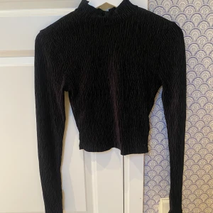 Topp  - En fin topp/blus med öppen rygg i bra skick som jag använt 2 gånger. Köpt för 229kr som jag nu säjer för 100kr.  Kontakta mig om du vill veta mer. 