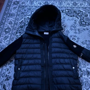Moncler cardigan jacka - Moncler cardigan jacka, För liten för mig väldigt fin inga fel eller nått på den