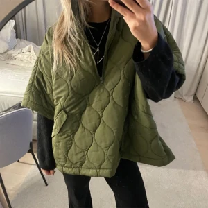 Cape jacket - Super snygg grön cape jacket/ kappa i storlek m! 💚💚Perfekt till vår och sommar!! ❤️PRIS KAN DISKUTERAS 💕alldrig använd, helt ny!