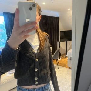 Stickad kofta - Säljer nu denna superfina stickade kofta i storlek xs passar även s💞💞💞