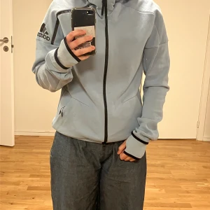Adidas Kofta - Sportig och snygg adidas kofta, märket är lite skadat