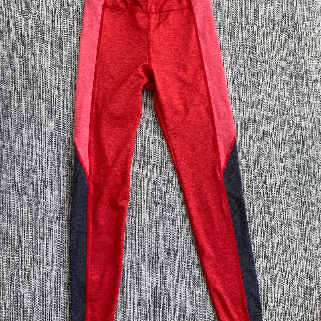 Nya röda träningstights från Röhnisch i strl S.