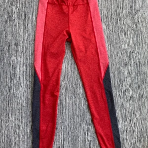 Nya röda träningstights från Röhnisch i strl S. - Nya röda träningstights från Röhnisch i strl S.  Nya, aldrig använda.  Mått Midjan: ca 31 cm Längd från grenen och ner: ca 68 cm  87% polyester och 13% elastan