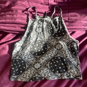 Topp - Säljer denna snygga mönstrade topp från hm. Använder inte då själva formen inte riktigt är min stil.