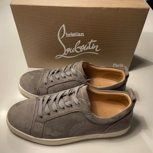 Christian Louboutin  - christian louboutins som är använda några gånger och är i ett 8-10 skick. Närmre bild på kvitto och papper bara skriv. Fler bilder så bara skriv💚💚