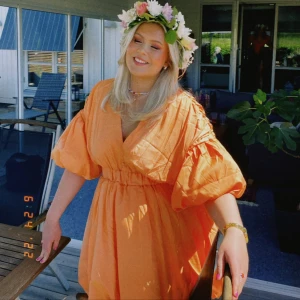 Orange klänning  - Jättefin klänning jag hade på midsommar för något år sedan. Använd endast en gång. 🌸 Intressekoll!