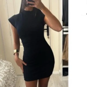 Zara klänning - Jättefin oanvänd klänning ifrån Zara, prislapp kvar🖤