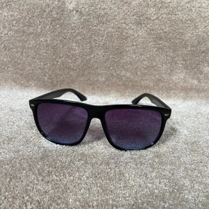 ”Rayban boyfriend” - Säljer dessa näst intill identiska solglasögon som liknar rayban boyfriend vilket är en väldigt eftertraktad modell. brillorna är väldigt högkvalitativa till sitt pris med ett uv skydd på 400!(FRAKTAR INOM 12 TIMMAR!) 💬Skriv vid minsta intresse!💬 