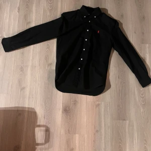 Ralph Lauren skjorta - Sälja nu denna sjukt snygga ralph lauren skjortan. Skjortan är knappt använd utan några defekter, skick 9/10. Mitt pris 399.