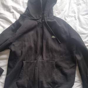 Lacoste zip hoodie i storlek L men den sitter mer som storlek M, riktigt skön att ha på sig, säljer för att den inte passar mig längre, nypris 1400kr mitt pris 650kr