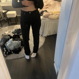 Jeans med slits bak - Detalj vid slutet av byxan med dragkedja. Superfina till klackar