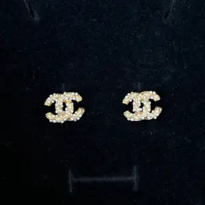 Örhängen inspirerade av Chanel (ej äkta). Aldrig använda utan endast testade, så som nya! Guld med pärlor.