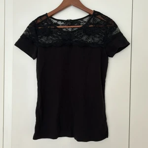 Spets topp - Tshirt med spets, bra skick! Passar även xs/s❣️