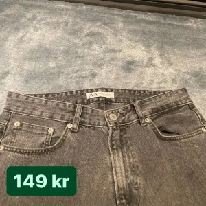 Zara jeans  - Gråa zara jeans, Baggy, herr.  Storlek: 40 Tryck på ”Köp Nu” för att köpa. 
