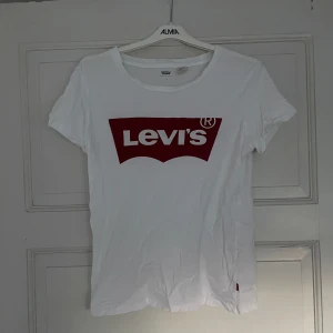Levis T-shirt - T-shitt från Levis i använt skick, men ser ny ut.  Storlek S Vit t-shirt med röd logga Skickar mer bilder om de efterfrågas Fraktkostnad tillkommer💕