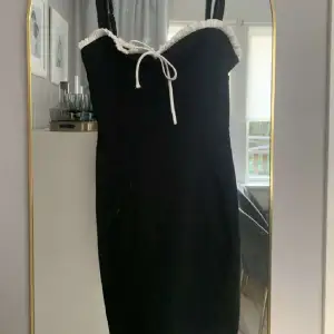 Svart tajt klänning från BERSHKA köpt på Zalando  ej använt 