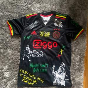 Säljer denna sjuka fotbollströja, 10/10 skick aldrig använd. Kontakta vid funderingar eller för fler bilder. Special Kit, bob marley x ajax