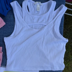 Vit topp - Vit topp med cut outs, använd 1 gång