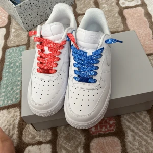 Air force 1    - Denna skorna är en av de mest trändigaste skorna i världen. Den kommer med original snören också men bara att jag har bytt ut dem. 🔵🔴