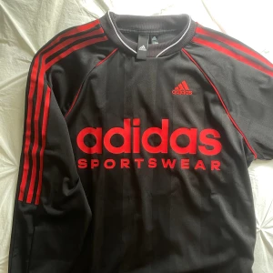 Adidas tröja  - Helt oanvända köpt på stadium Drottninggatan någonstans runt vintern 2023. Egentligen från man, men passar tjejer också. Jag brukar bära S/M i dam och den passar mig bra.