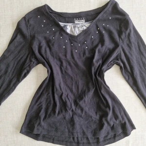 Basic editions tröja - Så söt layered tröja med trekvartsärm! Saknas några strass, annars i perfekt skick :) Pris kan diskuteras vid snabb affär!